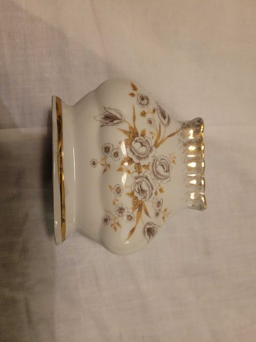 Porcelanowy wazon, świecznik i serwetnik z Chodzieży