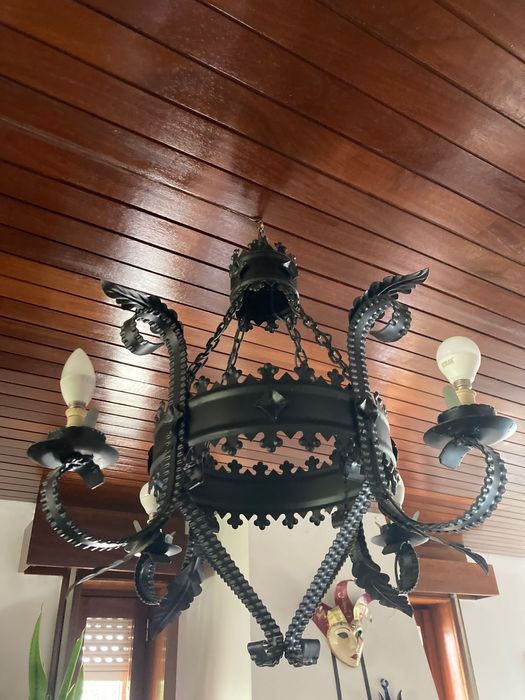 Candeeiro de tecto em ferro com 4 lumes. Alt 79 cm,  diâmetro 68 cm