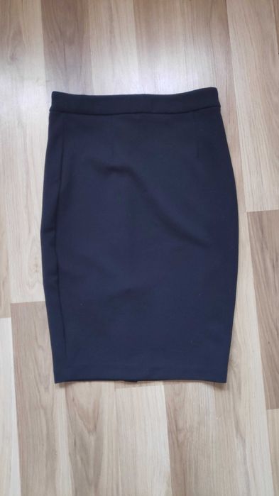 Czarna ołówkowa spódnica