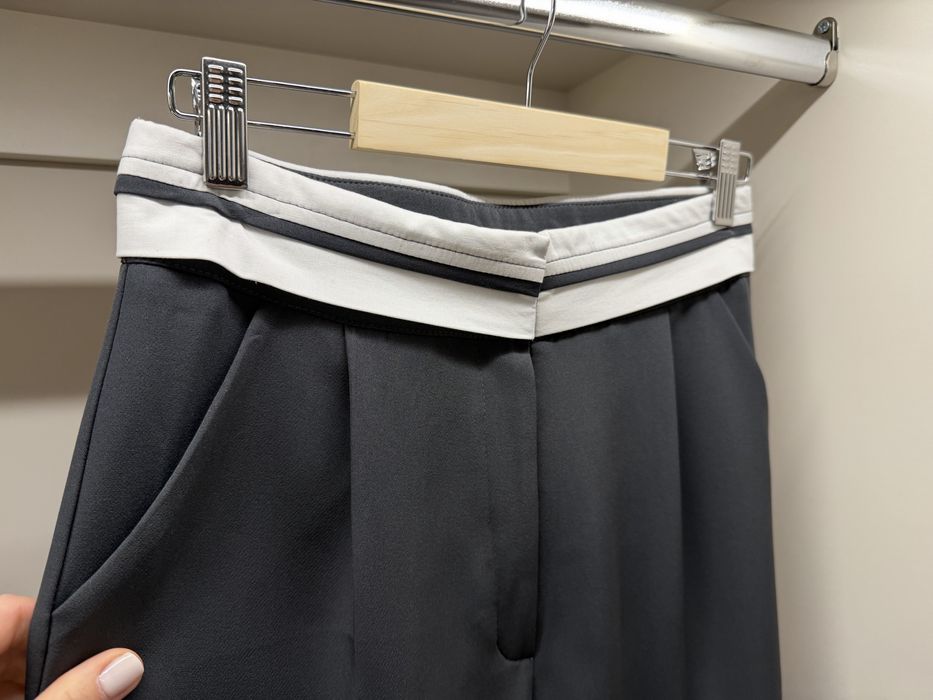 Сірі брюки з білим поясом S