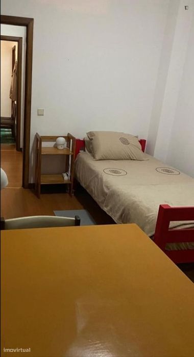 Quarto - localizado em Aldoar Porto