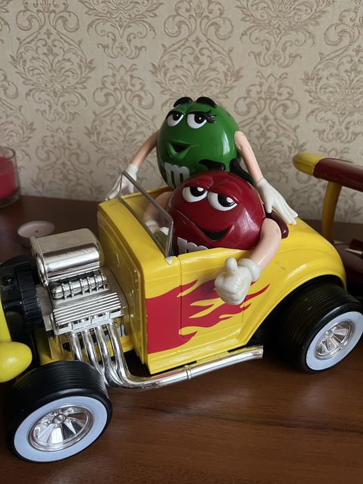 Диспенсер для цукерок M&M