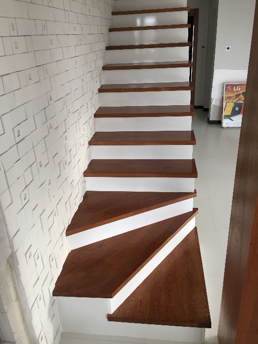 Schody drewniane z białym podstopniem | Wycena GRATIS | Podlaskie