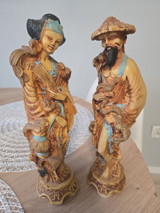 Statuetki azjatyckiej kobiety i mężczyzny
