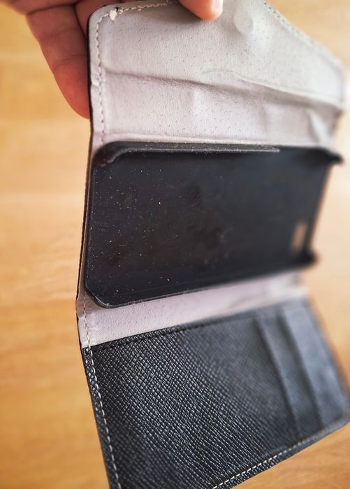 Oryginalne etui z klapką z funkcją portfela do iPhone SE 2016