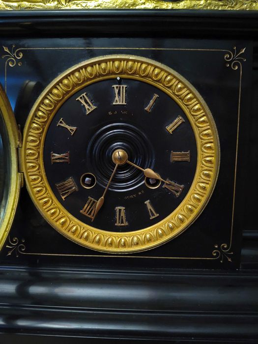 Francuski zegar kominkowy, brąz patynowany i złocony, na marmurze