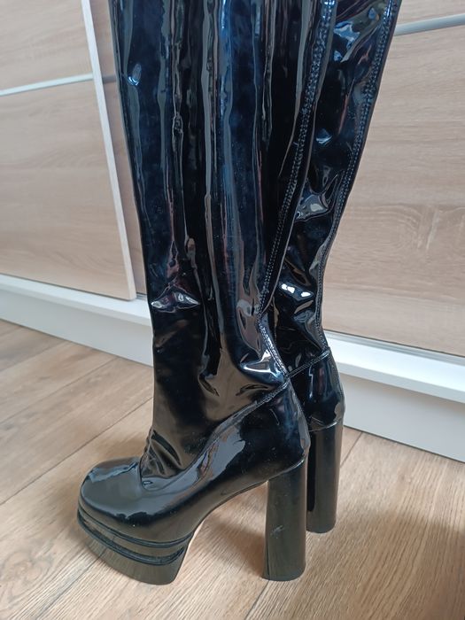 Czarne kozaki na wysokim obcasie