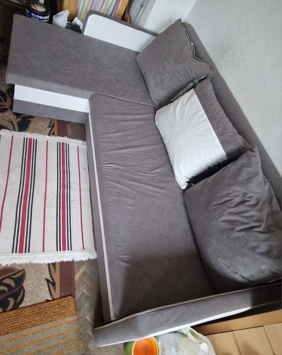 Sofa rozkładana szaro-biała