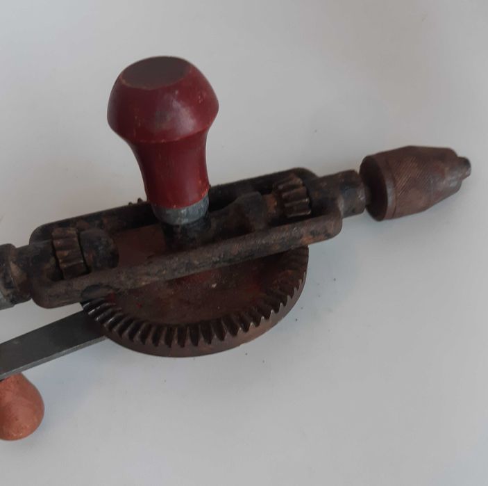 Ferramenta antiga, Furador de Manivela