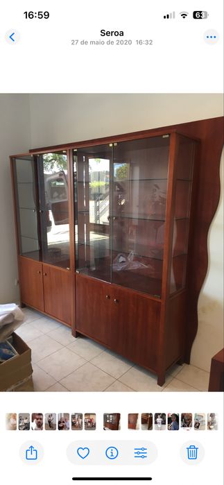 Estante de cerjeira com portas e prateleiras de vidro