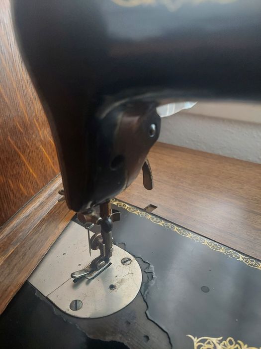 Máquina costura Singer com mesa