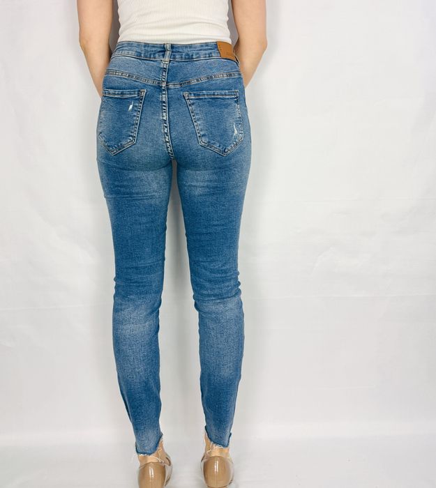 Niebieskie jeansy z przetarciami S 36