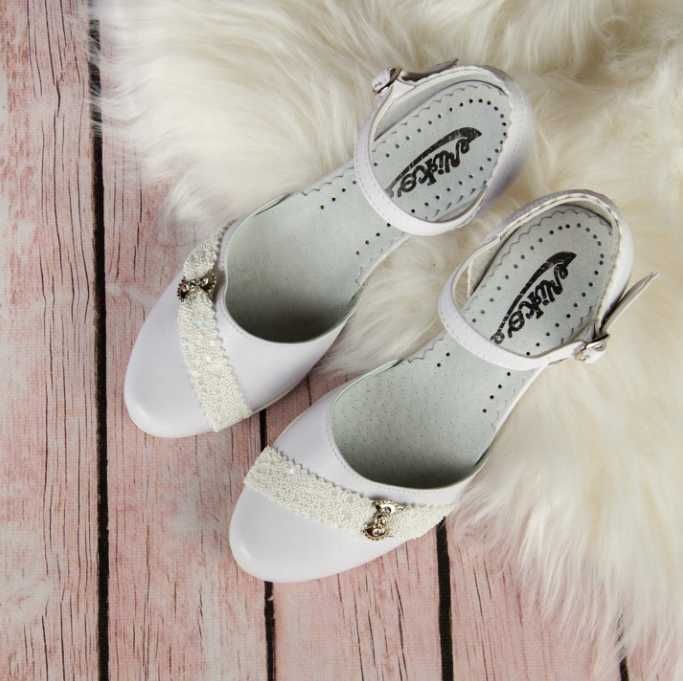 Buty komunijne dziewczęce białe balerinki zapinane z broszką 33