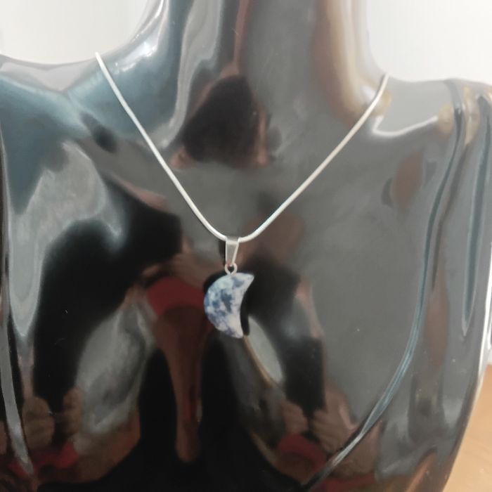 Fio em Prata 925 com Pingente de Sodalita Meia Lua