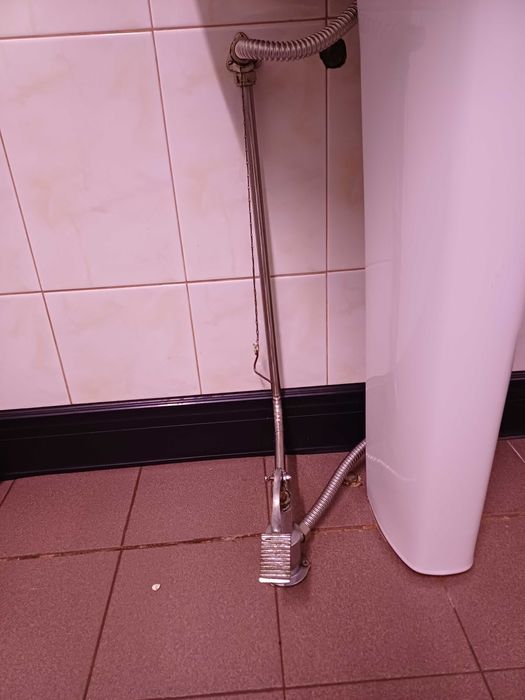 Torneiras S/Mãos de pé e joelho