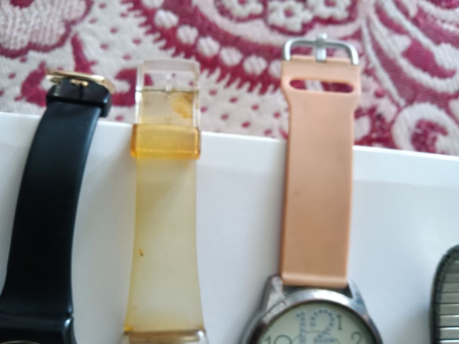 4 relógios 10€ só por pilhas estão todos a funcionar na perfeição