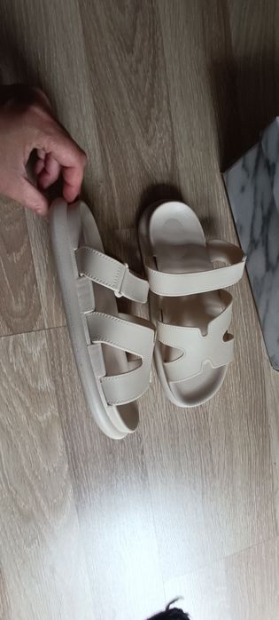 Nowe klapki beżowe r. 39, długość 25 cm