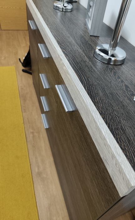 Aparador em faia escura.