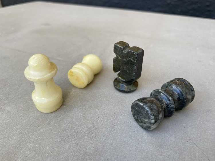 Jogo de Xadrez Artesanal em (Pedra Sabão / Alabastro) com Tabuleiro em Mármore e Latão - completo