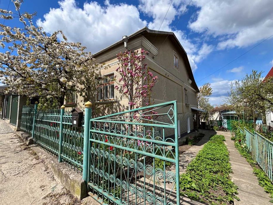 Привітний будинок поблизу центру міста
