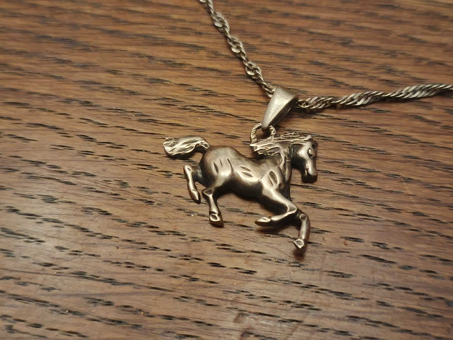 Sprzedam srebrny wisiorek w kształcie mustanga na łańcuszku pr.925