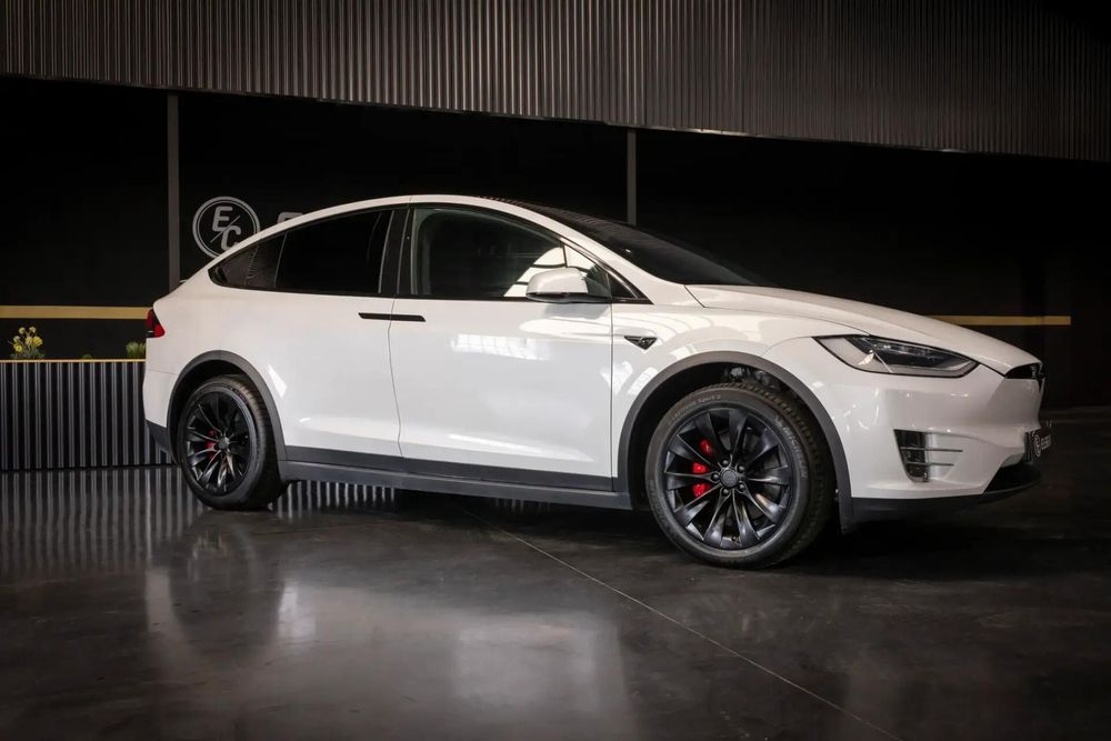 Tesla Model X Long Range518362176255447042