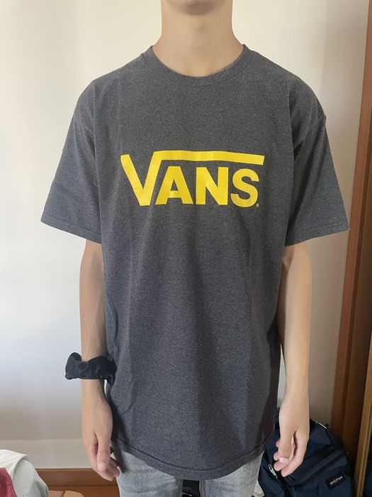 Blusa cinzenta com letra amarela da Vans