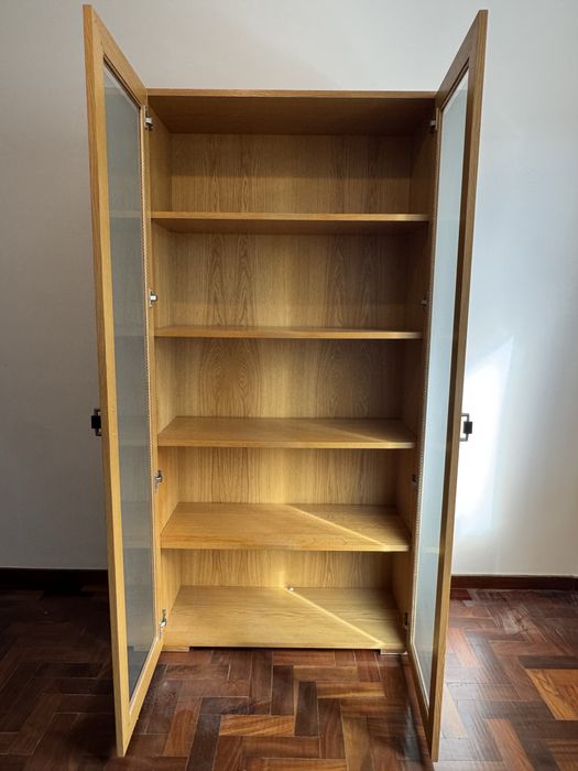 Vitrine / estante em madeira com portas de vidro (2 disponíveis)