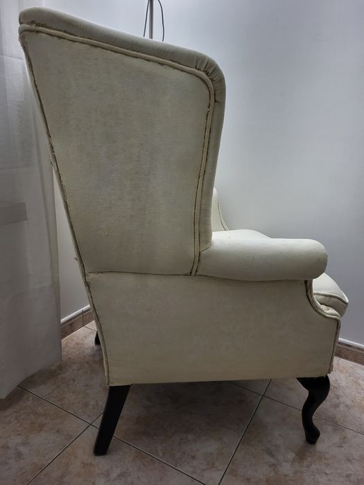 Cadeirão de orelhas e banco apoio de pés