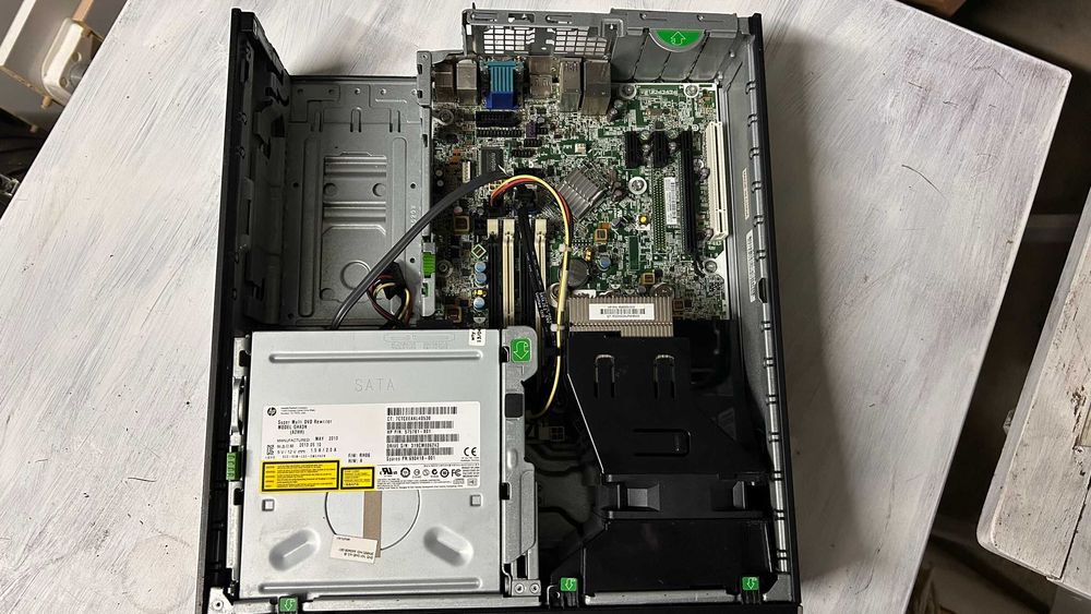 Vários Computadores Fixos para Peças ou Reparação