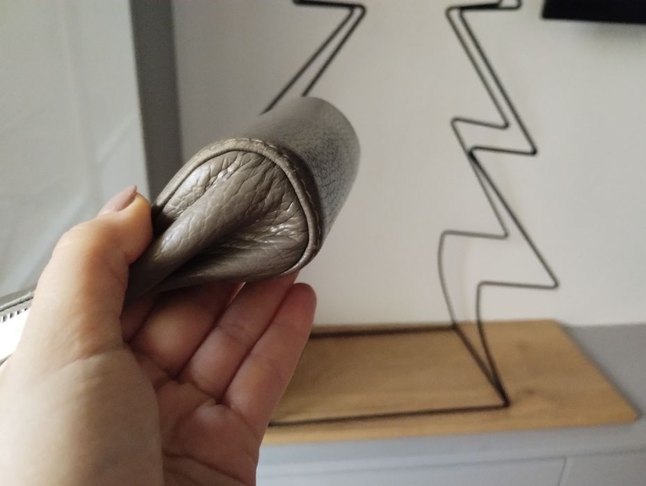 Torebka Hexeline Hexe skórzana na pasku mała
Torebka Hexeline (6x13x17