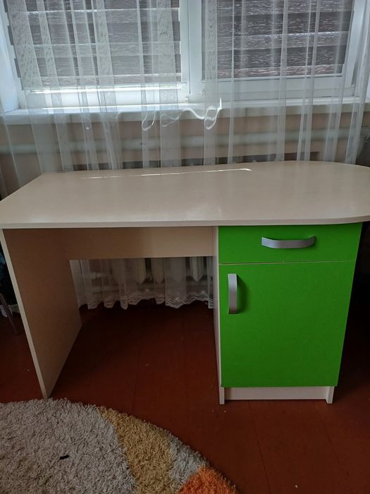 Дитяче ліжко з матрасом,+ столик для навчання