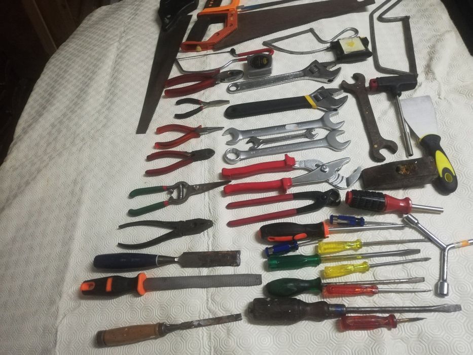 Lote de ferramentas,desde chaves inglesas, de parafusos, serrotes,