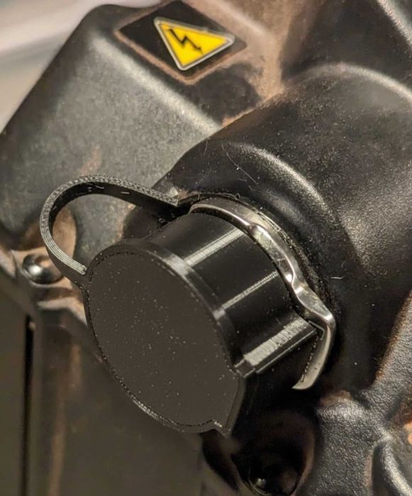 Osłona portu ładowania SurRon Light Bee X z pierścieniem