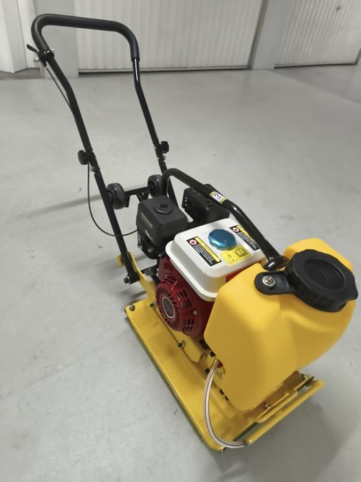 Placa compactadora Vibratória 65kg com depósito de água
