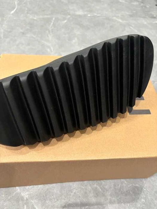 adidas Yeezy Slide .42