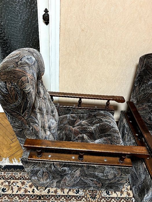 2 м'які крісла бу з дерев'яними підлокітниками
