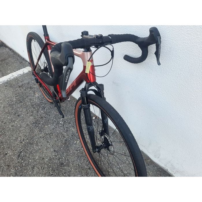 Bicicleta de exposicao de gravel de carbono