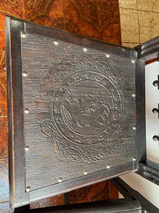 Conjunto de 2 cadeiras antigas em madeira maciça trabalhada