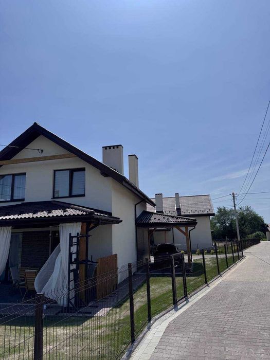 Продаж сучасного будинку в клубному містечку з басейном