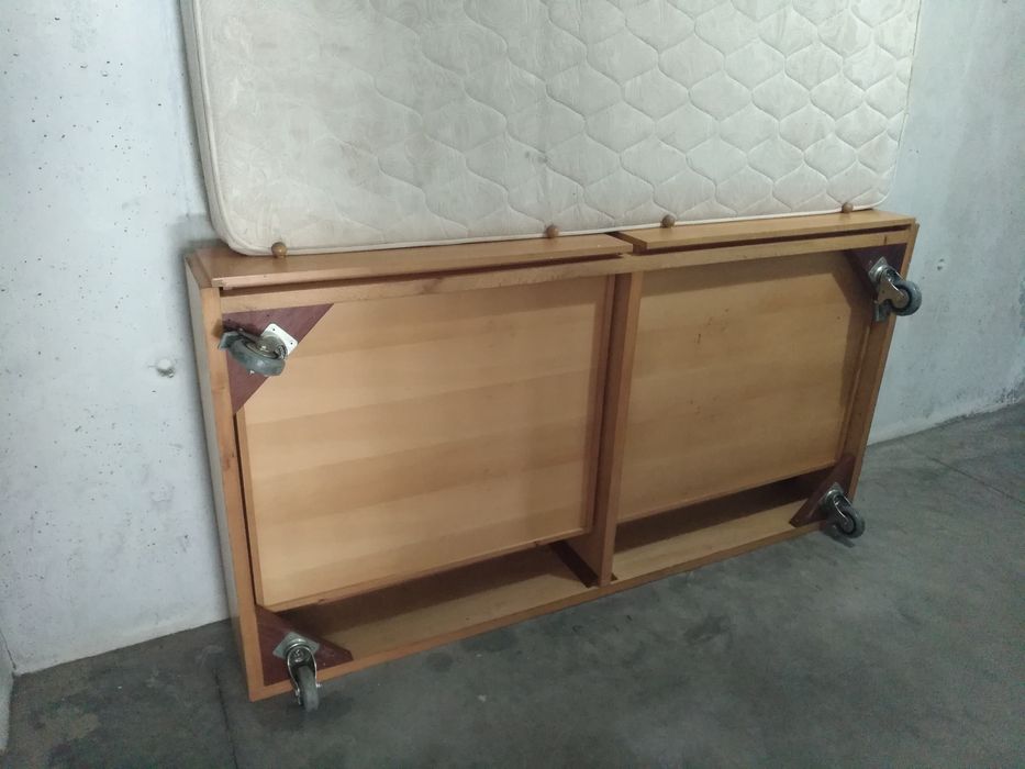 Cama de solteiro em madeira com rodas, colchão e estrado com duas gave
