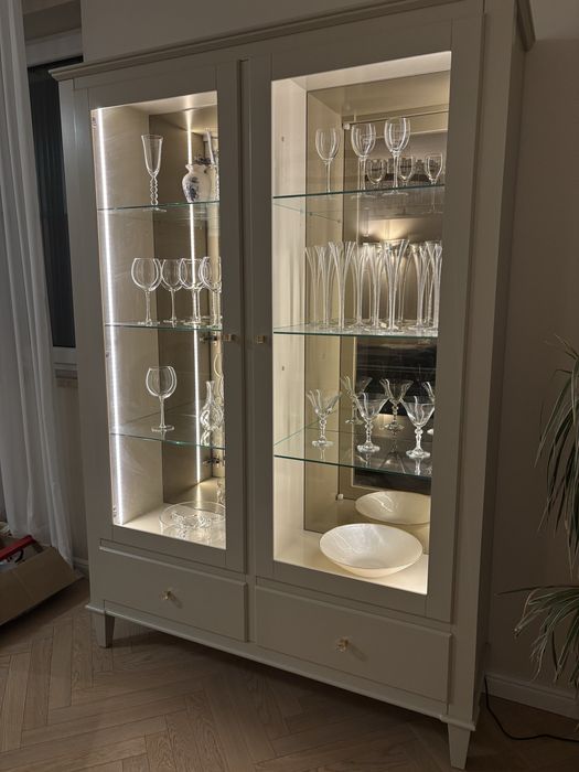 Elegancka, podswietlana witryna marki NOVELLE