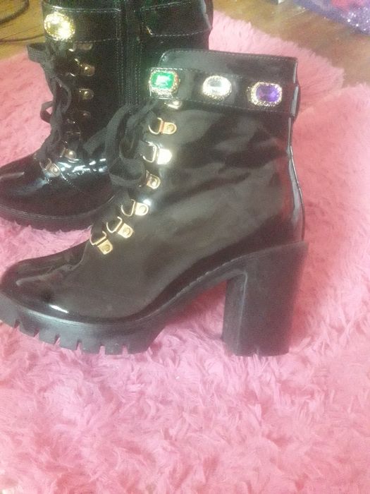 Vende se Botas de Verniz