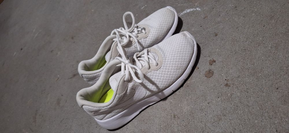 Buty nike tanjun biale 38,5 24,5cm do biegania na rower