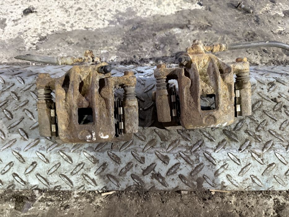 Супорт суппорт задній Hyundai Santa Fe 02-06