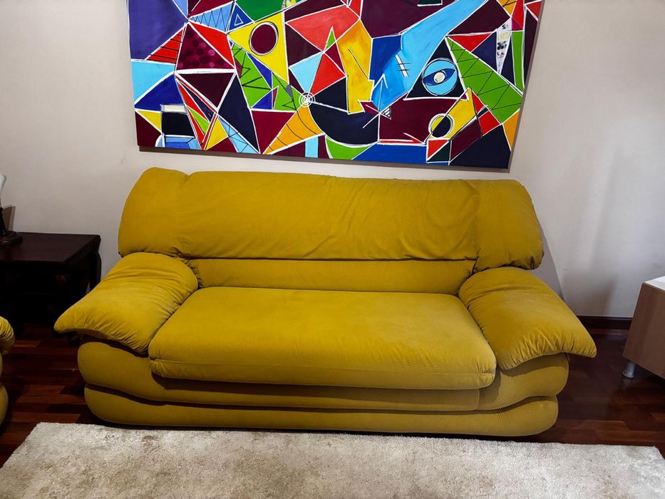 2 Sofás iguais, cor amarela