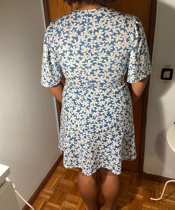Vestido floral branco & azu l- Lefties