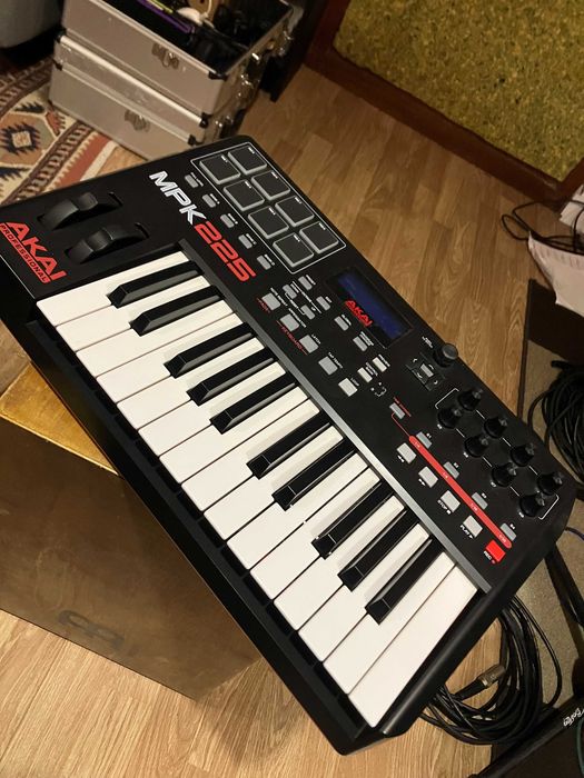 AKAI MPK 225 ( excelente estado )