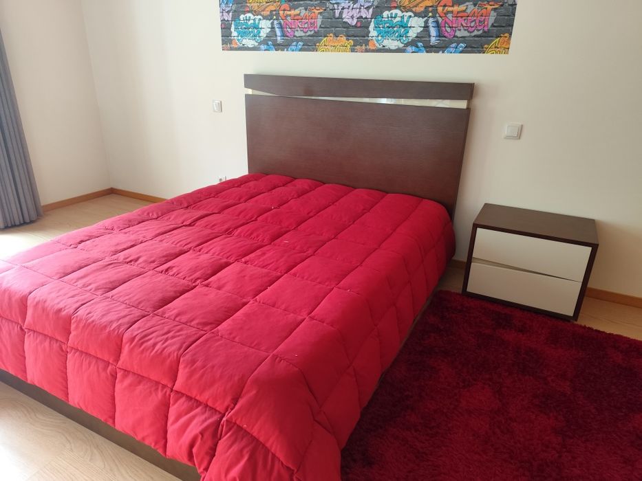 Quarto completo com prateleiras