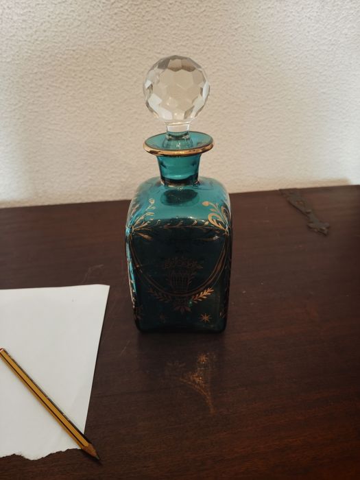 Decantador antigo azul-turquesa pintado à mão